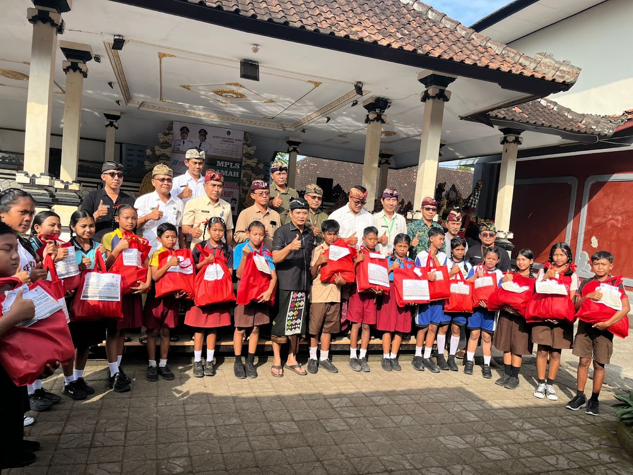 Penyerahan Bantuan Bupati Jembrana